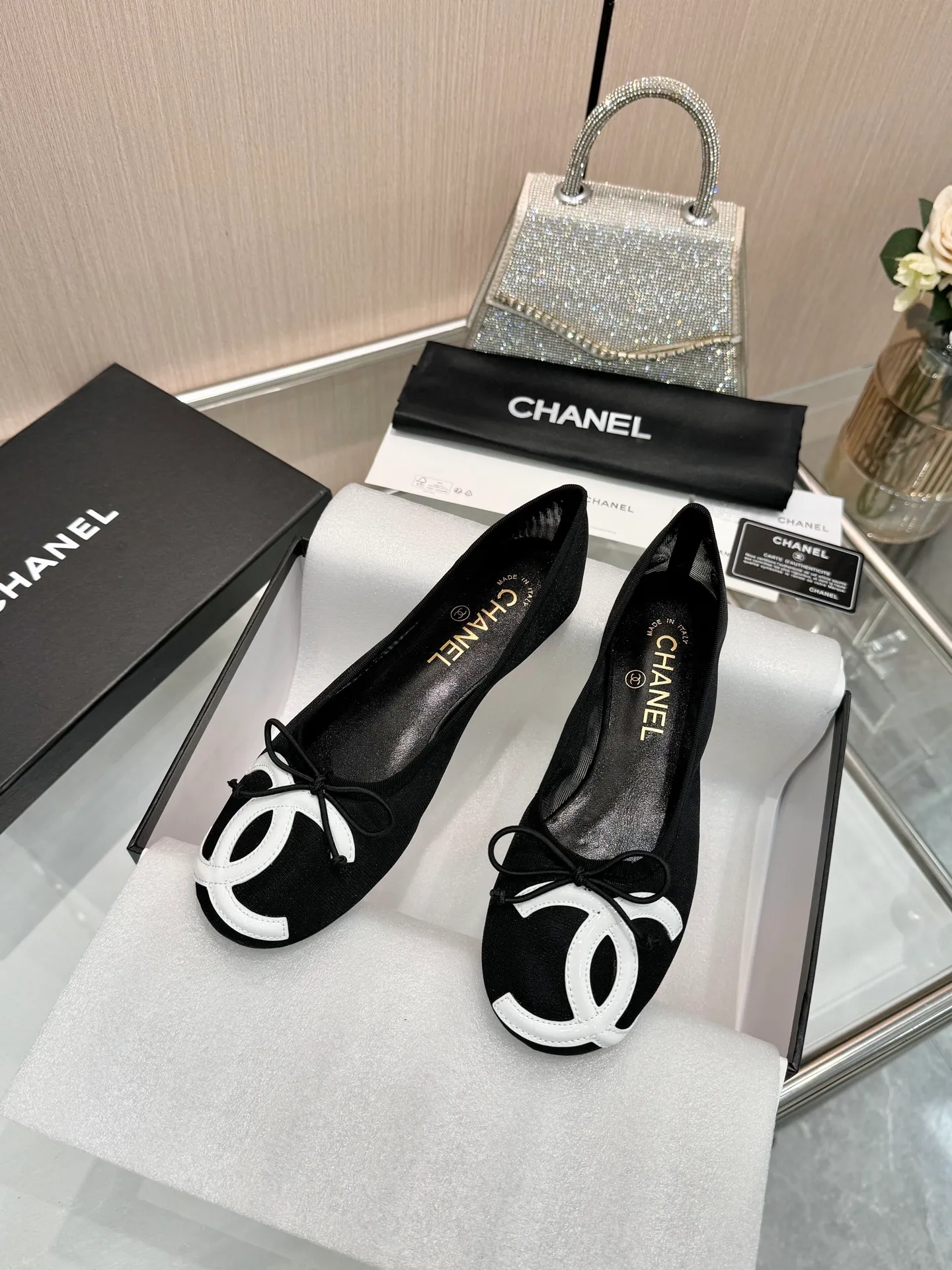 👟👟Ex-factory price 480👟👟 | ²⁰²5 𝐬𝐬 🤍🤎𝐂𝐇𝐀𝐍𝐄𝐋 Chanel 26A catwalk style handmade Mary Jane women's shoes. Ballet shoes are so amazing, the bow pattern is so cute! Even if I don’t wear flat shoes, I can’t resist the temptation! The second recommended pair of Chanel logo women's shoes has great texture and is versatile. It is made of lambskin and has an original two-color outsole. Size: 35-40 (41 can be customized and cannot be returned or exchanged)
